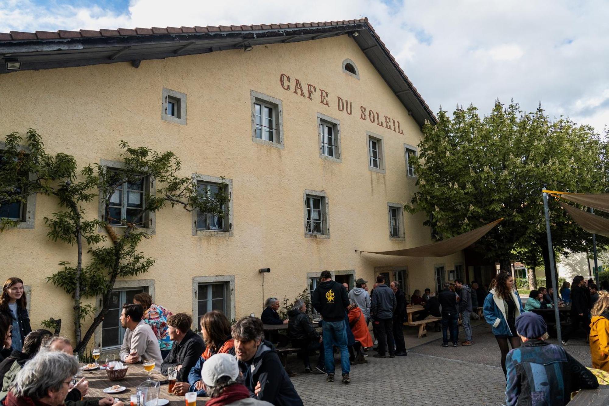 Cafe Du Soleil Hotel Saignelégier Exterior foto
